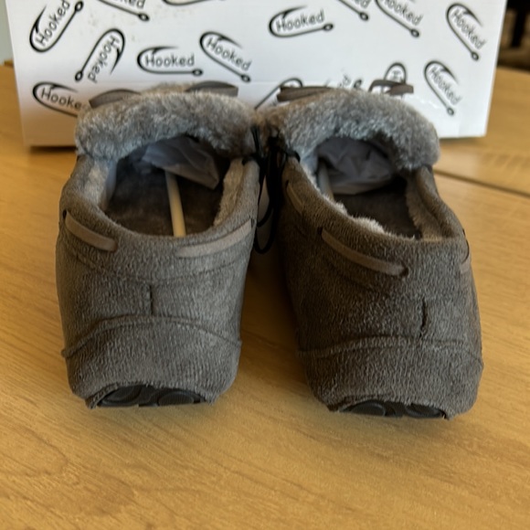 🎈3/$25🎈NIB Hooked Chill Slippers in Grey - Picture 2 of 6